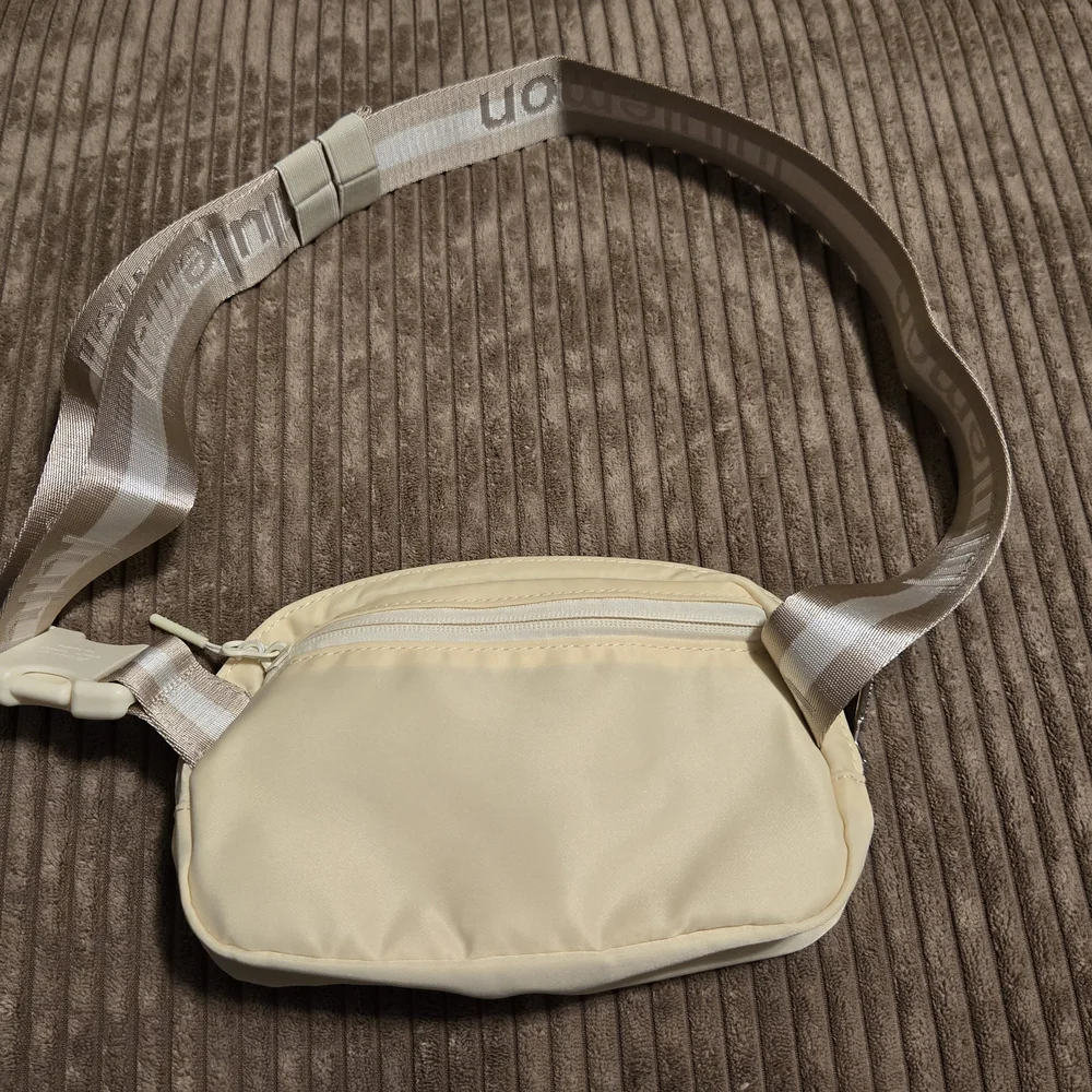 136. Lululemon Everywhere Belt Bag – Beige/Cream – NWOT - Picture 2 of 4